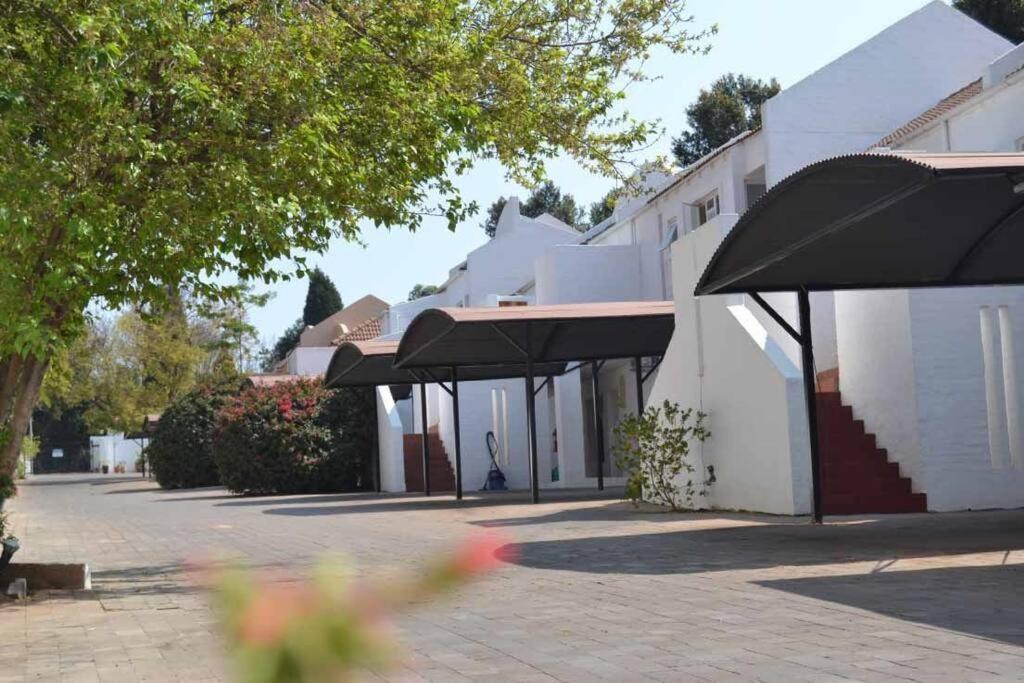 Daisy St -One Bedroom Apartment Johannesburg Exteriör bild